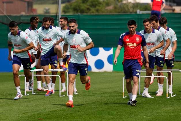 Spain s soccer team players attend a training session ahead of their upcoming Euro2024 match against Georgia, in Donaueschingen, Germany, 27 June 2024. Training session of Spain !ACHTUNG: NUR REDAKTIONELLE NUTZUNG!  Copyright: xJ.J.xGuillénx GRAF8198 20240627-55013989992_1