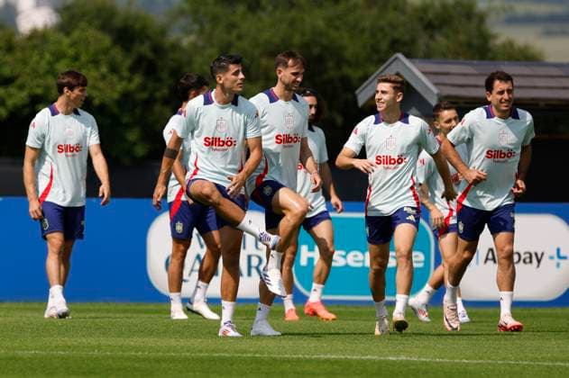 Spain s soccer team players attend a training session ahead of their upcoming Euro2024 match against Georgia, in Donaueschingen, Germany, 27 June 2024. Training session of Spain !ACHTUNG: NUR REDAKTIONELLE NUTZUNG!  Copyright: xJ.J.xGuillénx GRAF8203 20240627-55013990006_1