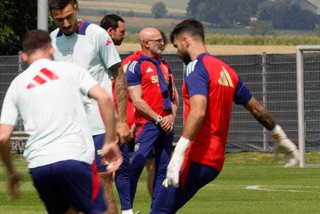Spain s soccer teamhead coach, Luis de la Fuente, supervises his players during a training session ahead of their upcoming Euro2024 match against Georgia, in Donaueschingen, Germany, 27 June 2024. Training session of Spain !ACHTUNG: NUR REDAKTIONELLE NUTZUNG!  Copyright: xJ.J.xGuillénx GRAF8204 20240627-55013990010_1