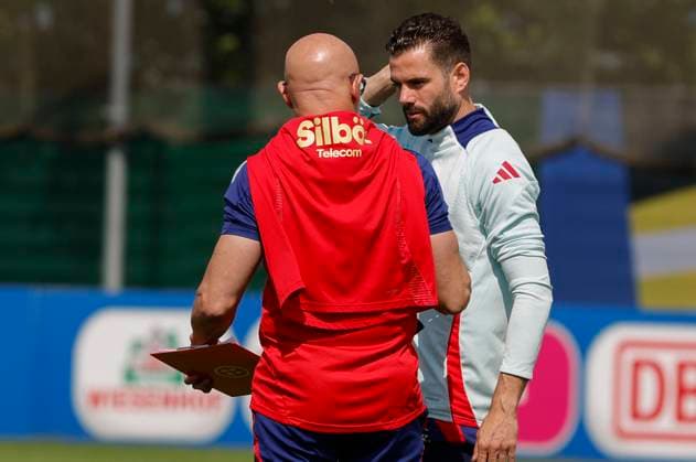 Spain s soccer teamhead coach, Luis de la Fuente, talks with Nacho during a training session ahead of their upcoming Euro2024 match against Georgia, in Donaueschingen, Germany, 27 June 2024. Training session of Spain !ACHTUNG: NUR REDAKTIONELLE NUTZUNG!  Copyright: xJ.J.xGuillénx GRAF8205 20240627-55013990013_1