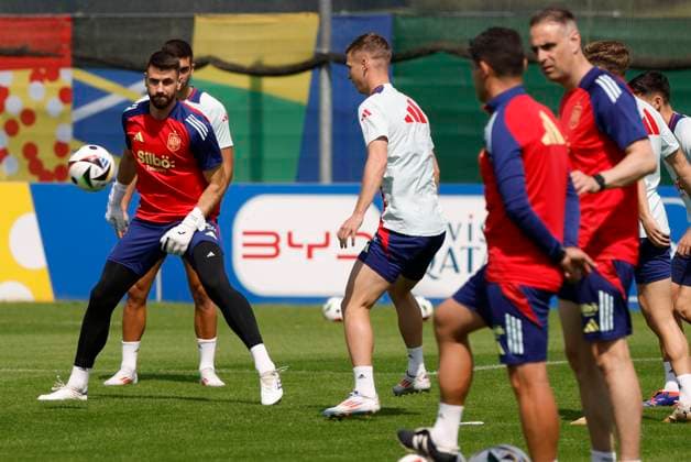 Spain s soccer team players attend a training session ahead of their upcoming Euro2024 match against Georgia, in Donaueschingen, Germany, 27 June 2024. Training session of Spain !ACHTUNG: NUR REDAKTIONELLE NUTZUNG!  Copyright: xJ.J.xGuillénx GRAF8201 20240627-55013990401_1