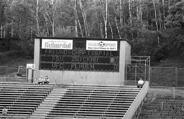 Archivbilder der Woche SPORT KW25 Freundschaftsspiel FSV vs Plauen 21.07.1994, Zwickau, Stadion, FSV, Zwickau, Fußball, Freundschaftsspiel gegen VFC Plauen, Peter Keller hat gerade vom CFC zum FSV gewechselt. Chemnitz Sachsen BRD *** Friendly match FSV vs Plauen 21 07 1994, Zwickau, Stadium, FSV, Zwickau, Football, Friendly match against VFC Plauen, Peter Keller has just changed from CFC to FSV Chemnitz Saxony FRG