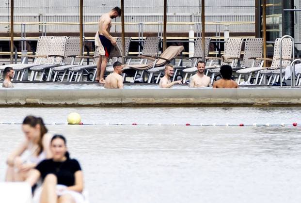 WOLFSBURG - Justin Bijlow, Micky van de Ven, Matthijs de Ligt, Mark Fleken and Joshua Zirkzee of the Dutch national team, Nationalteam cool off at the pool of their hotel on the first rest day of the European Championship, EM, Europameisterschaft on June 27, 2024 in Wolfsburg, Germany. ANP KOEN VAN WEEL UEFA EURO, EM, Europameisterschaft,Fussball 2024 Germany 2024 xVIxANPxSportx xxANPxIVx 502187700 originalFilename: 502187700.jpg