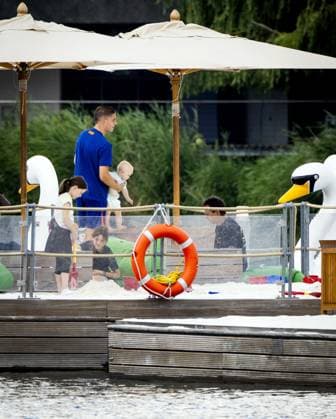 WOLFSBURG - Joey Veerman with his son from the Dutch national team, Nationalteam cool off at the pool at the hotel on the first rest day of the European Championship, EM, Europameisterschaft on June 27, 2024 in Wolfsburg, Germany. ANP KOEN VAN WEEL UEFA EURO, EM, Europameisterschaft,Fussball 2024 Germany 2024 xVIxANPxSportx xxANPxIVx 502188544 originalFilename: 502188544.jpg