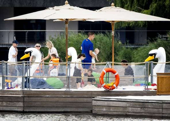 WOLFSBURG - Joey Veerman with his son from the Dutch national team, Nationalteam cool off at the pool at the hotel on the first rest day of the European Championship, EM, Europameisterschaft on June 27, 2024 in Wolfsburg, Germany. ANP KOEN VAN WEEL UEFA EURO, EM, Europameisterschaft,Fussball 2024 Germany 2024 xVIxANPxSportx xxANPxIVx 502188581 originalFilename: 502188581.jpg