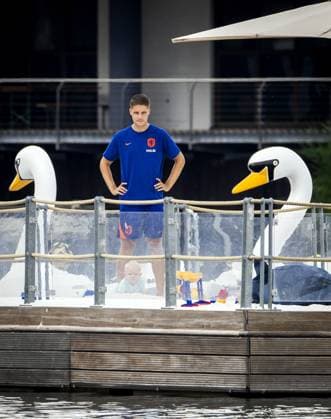 WOLFSBURG - Joey Veerman of the Dutch national team, Nationalteam cools off with his son at the hotel pool on the first rest day of the European Championship, EM, Europameisterschaft on June 27, 2024 in Wolfsburg, Germany. ANP KOEN VAN WEEL UEFA EURO, EM, Europameisterschaft,Fussball 2024 Germany 2024 xVIxANPxSportx xxANPxIVx 502188764 originalFilename: 502188764.jpg