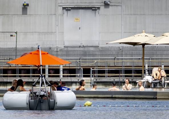 WOLFSBURG - Joshua Zirkzee, Micky van de Ven, Justin Bijlow, Mark Fleken and Matthijs de Ligt of the Dutch national team, Nationalteam cool off at the pool of their hotel on the first rest day of the European Championship, EM, Europameisterschaft on June 27, 2024 in Wolfsburg, Germany. ANP KOEN VAN WEEL UEFA EURO, EM, Europameisterschaft,Fussball 2024 Germany 2024 xVIxANPxSportx xxANPxIVx 502188903 originalFilename: 502188903.jpg