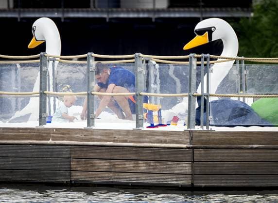 WOLFSBURG - Joey Veerman of the Dutch national team, Nationalteam cools off with his son at the hotel pool on the first rest day of the European Championship, EM, Europameisterschaft on June 27, 2024 in Wolfsburg, Germany. ANP KOEN VAN WEEL UEFA EURO, EM, Europameisterschaft,Fussball 2024 Germany 2024 xVIxANPxSportx xxANPxIVx 502189856 originalFilename: 502189856.jpg