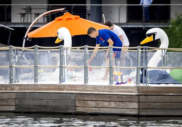 WOLFSBURG - Joey Veerman of the Dutch national team, Nationalteam cools off with his son at the hotel pool on the first rest day of the European Championship, EM, Europameisterschaft on June 27, 2024 in Wolfsburg, Germany. ANP KOEN VAN WEEL UEFA EURO, EM, Europameisterschaft,Fussball 2024 Germany 2024 xVIxANPxSportx xxANPxIVx 502189869 originalFilename: 502189869.jpg