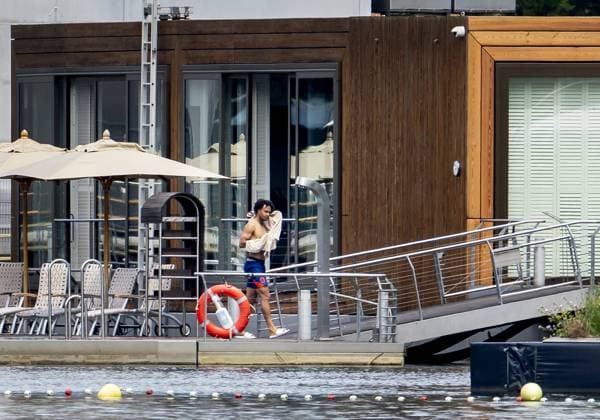 WOLFSBURG - Joshua Zirkzee of the Dutch national team, Nationalteam cools off at the hotel pool on the first rest day of the European Championships, on June 27, 2024 in Wolfsburg, Germany. ANP KOEN VAN WEEL UEFA EURO, EM, Europameisterschaft,Fussball 2024 Germany 2024 xVIxANPxSportx xxANPxIVx 502189899 originalFilename: 502189899.jpg