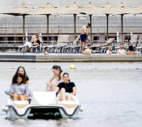 WOLFSBURG - Justin Bijlow, Micky van de Ven, Matthijs de Ligt, Mark Fleken and Joshua Zirkzee of the Dutch national team, Nationalteam cool off at the pool of their hotel on the first rest day of the European Championship, EM, Europameisterschaft on June 27, 2024 in Wolfsburg, Germany. ANP KOEN VAN WEEL UEFA EURO, EM, Europameisterschaft,Fussball 2024 Germany 2024 xVIxANPxSportx xxANPxIVx 502189913 originalFilename: 502189913.jpg
