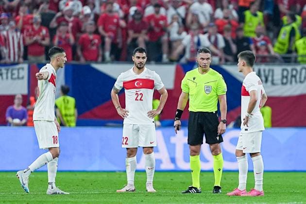 Hamburg, Germany, June 26th 2024: Referee Istvan Kovacs (ROU) talks to Mert Muldur (18 Turkiye), BarÄ±s Alper YÄ±lmaz (21 Turkiye) and Arda Guler (8 Turkiye) during the UEFA EURO, EM, Europameisterschaft,Fussball 2024 Germany Group F football match between Czechia and Turkiye at Volksparkstadion in Hamburg, Germany. (Daniela Porcelli SPP)  Copyright: xDanielaxPorcellix xSPPx spp-en-DaPoSp-20240626-DP101223