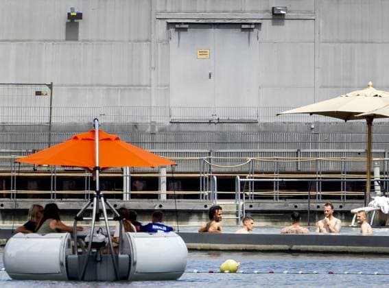 WOLFSBURG - Joshua Zirkzee, Micky van de Ven, Justin Bijlow, Mark Fleken and Matthijs de Ligt of the Dutch national team, Nationalteam cool off at the pool of their hotel on the first rest day of the European Championship, EM, Europameisterschaft on June 27, 2024 in Wolfsburg, Germany. ANP KOEN VAN WEEL UEFA EURO, EM, Europameisterschaft,Fussball 2024 Germany 2024 xVIxANPxSportx xxANPxIVx 502190214 originalFilename: 502190214.jpg