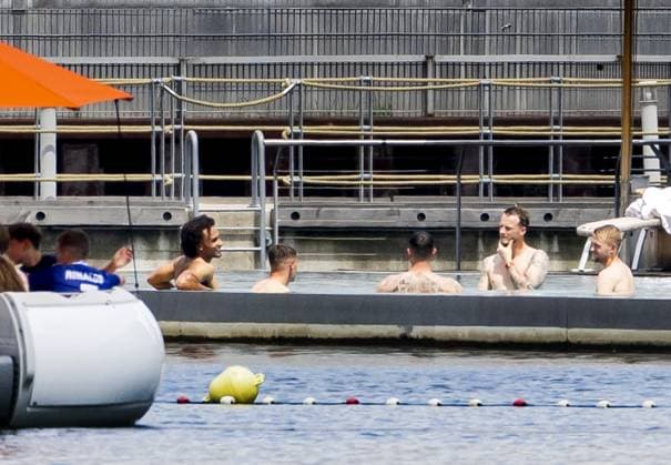 WOLFSBURG - Joshua Zirkzee, Micky van de Ven, Justin Bijlow, Mark Fleken and Matthijs de Ligt of the Dutch national team, Nationalteam cool off at the pool of their hotel on the first rest day of the European Championship, EM, Europameisterschaft on June 27, 2024 in Wolfsburg, Germany. ANP KOEN VAN WEEL UEFA EURO, EM, Europameisterschaft,Fussball 2024 Germany 2024 xVIxANPxSportx xxANPxIVx 502190356 originalFilename: 502190356.jpg