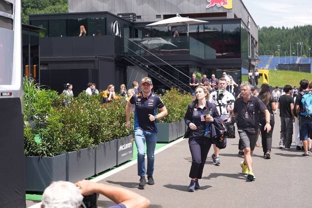 27 06 2024, Red Bull Ring, Spielber, Formula 1 Austrian Grand Prix 2024 , in the picture Max Verstappen NLD , Oracle Red Bull Racing is late and runs to the press conference Defodi 506 20240627 hbr 0916 Defodi-506