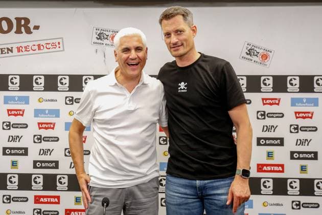 Sport Themen der Woche KW26 Sport Bilder des Tages Sportchef Andreas Bornemann Cheftrainer Alexander Blessin ( Pauli ) Deutschland , Hamburg , Millerntorstadion , Fussball , Bundesliga , Fussball Bundesliga , FC St. Pauli , Vorstellung von Cheftrainer Alexander Blessin *** Head of Sport Andreas Bornemann Head Coach Alexander Blessin Pauli Germany , Hamburg , Millerntorstadion , Football , Bundesliga , Bundesliga 2 , FC St. Pauli , Introduction of Head Coach Alexander Blessin