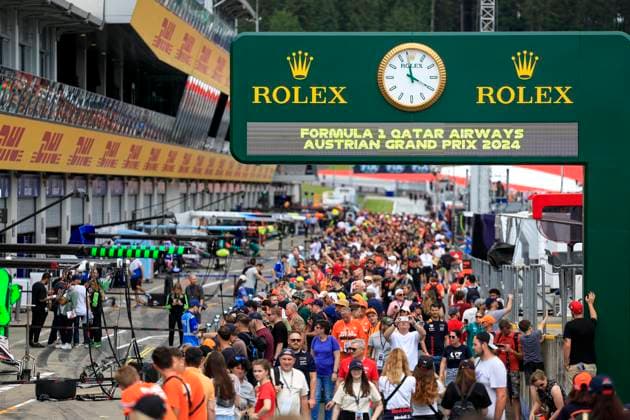 FORMULA 1 - GP of Austria 2024 SPIELBERG,AUSTRIA,27.JUN.24 - MOTORSPORTS, FORMULA 1 - Grand Prix of Austria, Red Bull Ring, preview, pit lane walk. Image shows fans and the pit lane.  GEPAxpictures xMarioxBuehner-Weinrauch