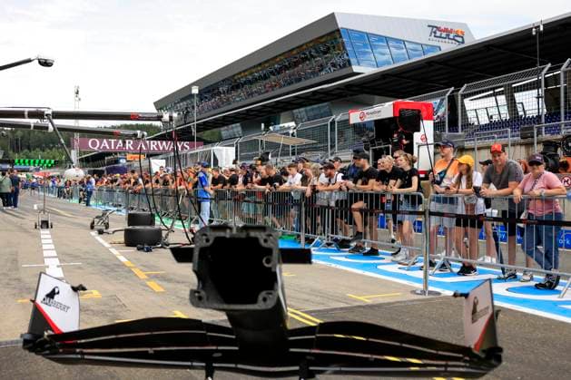 FORMULA 1 - GP of Austria 2024 SPIELBERG,AUSTRIA,27.JUN.24 - MOTORSPORTS, FORMULA 1 - Grand Prix of Austria, Red Bull Ring, preview, pit lane walk. Image shows fans and the pit lane.  GEPAxpictures xMarioxBuehner-Weinrauch