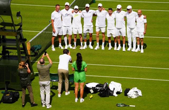 Sport Bilder des Tages Novak Djokovic and Jannik Sinner poses for a photo with their teams after practising on Centre Court Wimbledon Tennis Championships, Practice and Previews, The All England Lawn Tennis and Croquet Club, London, UK - 27 Jun 2024  Copyright: xJavierxGarcia Shutterstockx 14560174bi