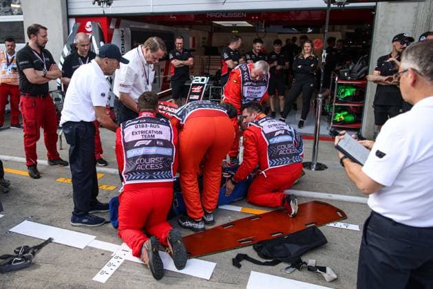 Marshall, commissaire de piste, marshal, marshalls, marshals Etrication exercise Haas F1 Team during the Formula 1 Qatar Airways Austrian Grand Prix 2024, 11th round of the 2024 Formula One World Championship, WM, Weltmeisterschaft from June 28 to 30, 2024 on the Red Bull Ring, in Spielberg, Austria - F1 - AUSTRIAN GRAND PRIX 2024 DPPI Panoramic 240627_R11_AUSTRIA_DP_XB5_6344