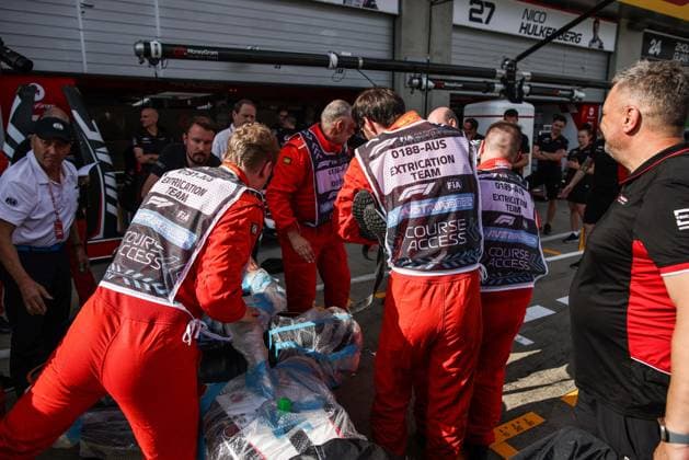 Marshall, commissaire de piste, marshal, marshalls, marshals Etrication exercise Haas F1 Team during the Formula 1 Qatar Airways Austrian Grand Prix 2024, 11th round of the 2024 Formula One World Championship, WM, Weltmeisterschaft from June 28 to 30, 2024 on the Red Bull Ring, in Spielberg, Austria - F1 - AUSTRIAN GRAND PRIX 2024 DPPI Panoramic 240627_R11_AUSTRIA_DP_XB5_6392