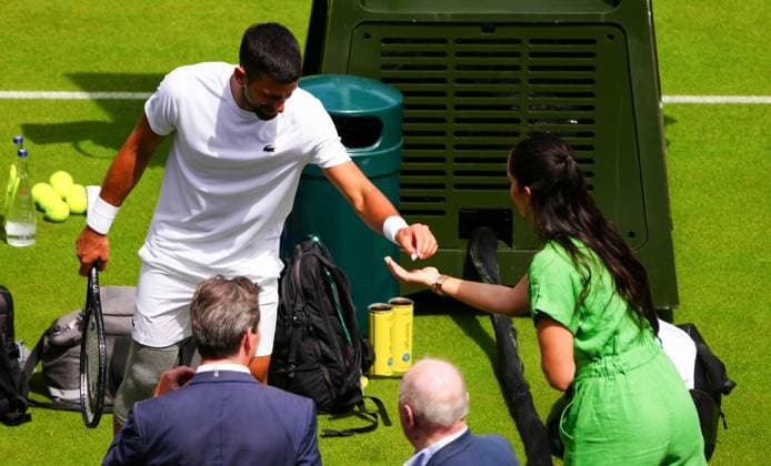 Novak Djokovic hands Laura Robson an Airpod Wimbledon Tennis Championships, Practice and Previews, The All England Lawn Tennis and Croquet Club, London, UK - 27 Jun 2024  Copyright: xJavierxGarcia Shutterstockx 14560174cq