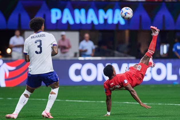 RECORD DATE NOT STATED Copa America USA 2024 Panama vs United States Chris Richards (R) of United States fights for the ball with Edgar Barcenas (R) of Panama during the CONMEBOL Copa America 2024 group C match between Panama and United States (USA), at Mercedes Benz Stadium, on June 27, 2024 in Atlanta, Georgia, United States. ATLANTA GEORGIA UNITED STATES  Copyright: xJONATHANxDUENASx 20240627170445_CA_GC_2024_PAN_USA_BARCENAS47