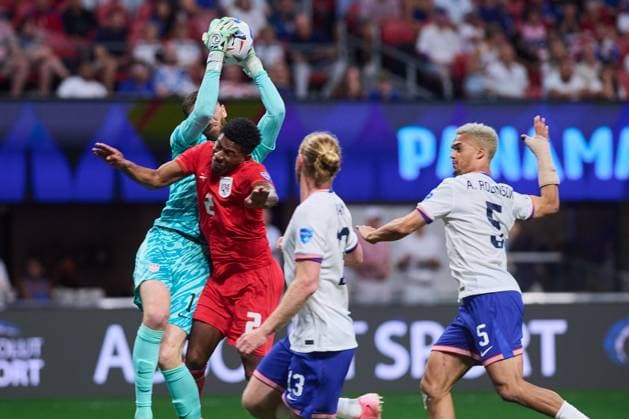 RECORD DATE NOT STATED Copa America USA 2024 Panama vs United States Matt Turner (L) of United States jumps for the ball with Cesar Blackman (R) of Panamaduring the CONMEBOL Copa America 2024 group C match between Panama and United States (USA), at Mercedes Benz Stadium, on June 27, 2024 in Atlanta, Georgia, United States. ATLANTA GEORGIA UNITED STATES  Copyright: xJONATHANxDUENASx 20240627171620_CA_GC_2024_PAN_USA_TURNER71