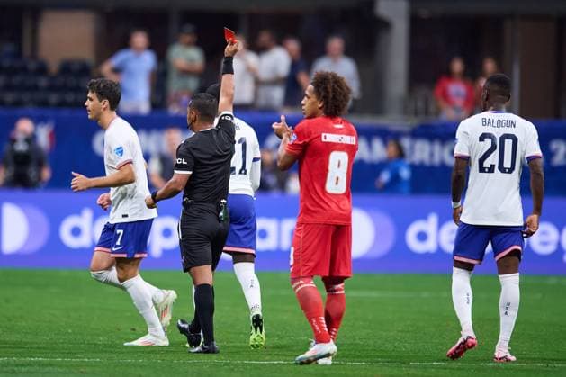 Sport Bilder des Tages RECORD DATE NOT STATED Copa America USA 2024 Panama vs United States Referee Ivan Barton of El Salvador shows a red card to Tim Weah of United States during the CONMEBOL Copa America 2024 group C match between Panama and United States (USA), at Mercedes Benz Stadium, on June 27, 2024 in Atlanta, Georgia, United States. ATLANTA GEORGIA UNITED STATES  Copyright: xJosexLuisxMelgarejox 20240627174052_CA_GC_2024_PAN_USA_WEAH113