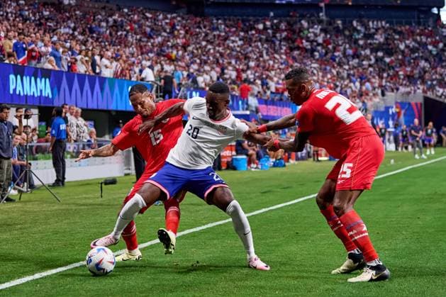 RECORD DATE NOT STATED Copa America USA 2024 Panama vs United States Eric Davis (L) of Panama, Folarin Balogun (C) of United States and Roderick Miller (R) of Panama during the CONMEBOL Copa America 2024 group C match between Panama and United States (USA), at Mercedes Benz Stadium, on June 27, 2024 in Atlanta, Georgia, United States. ATLANTA GEORGIA UNITED STATES  Copyright: xJosexLuisxMelgarejox 20240627181701_CA_GC_2024_PAN_USA_BALOGUN167