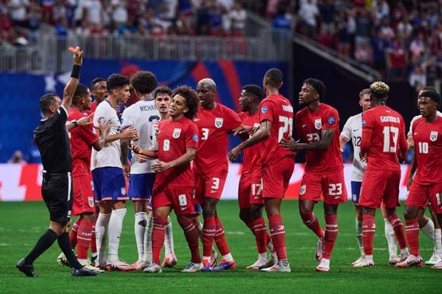 RECORD DATE NOT STATED Copa America USA 2024 Panama 2-1 United States Referee Ivan Barton of El Salvador show sred card to Adalberto Carrasquilla of Panama during the CONMEBOL Copa America 2024 group C match between Panama and United States (USA), at Mercedes Benz Stadium, on June 27, 2024 in Atlanta, Georgia, United States. ATLANTA GEORGIA UNITED STATES  Copyright: xJONATHANxDUENASx 20240627185500_CA_GC_2024_PAN_USA_CARRASQUILLA219