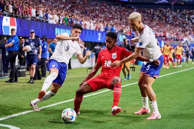RECORD DATE NOT STATED Copa America USA 2024 Panama 2-1 United States Giovanni Reyna (L) of USA, Edgar Barcenas (C) of Panam and Antonee Robinson (R) of United States during the CONMEBOL Copa America 2024 group C match between Panama and United States (USA), at Mercedes Benz Stadium, on June 27, 2024 in Atlanta, Georgia, United States. ATLANTA GEORGIA UNITED STATES  Copyright: xJosexLuisxMelgarejox 20240627191203_CA_GC_2024_PAN_USA_BARCENAS240