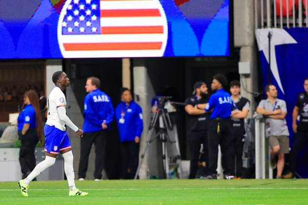 ATLANTA, GA - JUNE 27: United States forward Tim Weah (21) leaves the pitch after receiving a red card during the Thursday evening soccer game between the USA and Panama on June 27, 2024 at the Mercedes-Benz Stadium in Atlanta, Georgia. (Photo by David J. Griffin Icon Sportswire) SOCCER: JUN 27 CONMEBOL Copa America - Panama vs United States EDITORIAL USE ONLY Icon9532406271336