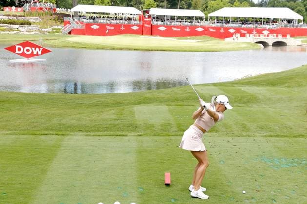 Sport Bilder des Tages MIDLAND, MI - JUNE 27: LPGA, Golf Damen golfer Charley Hull plays her tee shot on the 18th hole during the first round of the LPGA Dow Championship on June 27, 2024, at Midland Country Club in Midland, Michigan. (Photo by Brian Spurlock Icon Sportswire) GOLF: JUN 27 LPGA Dow Championship EDITORIAL USE ONLY Icon24062784