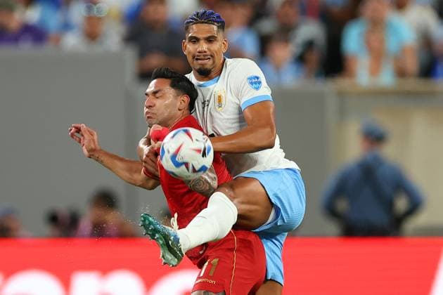 EAST RUTHERFORD, NJ - JUNE 27: Ronald Araujo 4 of Uruguay battles for the ball during the first half of the CONMEBOL Copa America Group C game against Bolivia on June 27, 2024 at MetLife Stadium in East Rutherford, New Jersey. (Photo by Rich Graessle Icon Sportswire) SOCCER: JUN 27 CONMEBOL Copa America - Uruguay vs Bolivia EDITORIAL USE ONLY Icon240627838