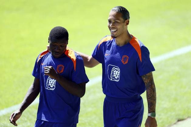 WOLFSBURG - (l-r) Brian Brobbey, Virgil van Dijk during a training session of the Dutch national team, Nationalteam at the AOK Stadium on June 28, 2024 in Wolfsburg, Germany. The Dutch national team is preparing for the eighth finals at the European Football Championship in Germany against Romania. ANP KOEN VAN WEEL UEFA EURO, EM, Europameisterschaft,Fussball 2024 Germany 2024 xVIxANPxSportx xxANPxIVx 502249501 originalFilename: 502249501.jpg