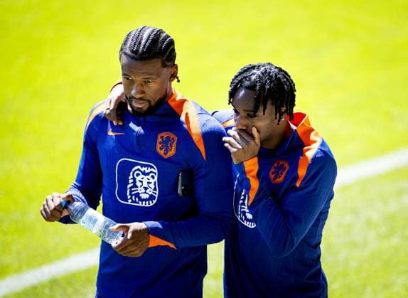WOLFSBURG - Georginio Wijnaldum and Jeremie Frimpong during a training session of the Dutch national team, Nationalteam at the AOK Stadium on June 28, 2024 in Wolfsburg, Germany. The Dutch national team is preparing for the eighth finals at the European Football Championship in Germany against Romania. ANP KOEN VAN WEEL UEFA EURO, EM, Europameisterschaft,Fussball 2024 Germany 2024 xVIxANPxSportx xxANPxIVx 502254005 originalFilename: 502254005.jpg