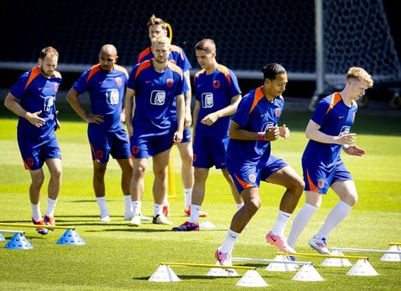 WOLFSBURG - Daley Blind, Donyell Malen, Matthijs de Ligt, Wout Weghorst, Joey Veerman, Virgil van Dijk and Jerdy Schouten during a training session of the Dutch national team, Nationalteam at the AOK Stadium on June 28, 2024 in Wolfsburg, Germany. The Dutch national team is preparing for the round of 16 at the European Football Championship in Germany against Romania. ANP KOEN VAN WEEL UEFA EURO, EM, Europameisterschaft,Fussball 2024 Germany 2024 xVIxANPxSportx xxANPxIVx 502255062 originalFilename: 502255062.jpg