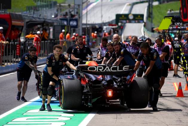 01 VERSTAPPEN Max (nld), Red Bull Racing RB20, action Red Bull Racing mechanic, mecanicien, mechanics during the Formula 1 Qatar Airways Austrian Grand Prix 2024, 11th round of the 2024 Formula One World Championship, WM, Weltmeisterschaft from June 28 to 30, 2024 on the Red Bull Ring, in Spielberg, Austria - F1 - AUSTRIAN GRAND PRIX 2024 DPPI Panoramic  240628_R11_AUSTRIA_DP_XB5_6953