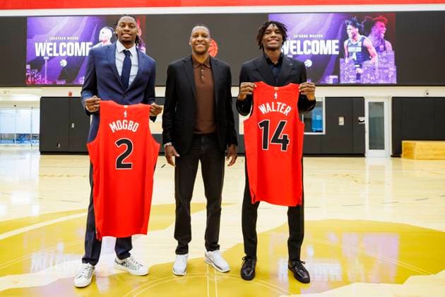 Sport Themen der Woche KW26 June 28, 2024, Toronto, On, CANADA: Toronto Raptors draft picks Jonathan Mogbo, left, and JaöÄÃ Kobe Walter, pose with Toronto Raptors president Masai Ujiri following a press conference, PK, Pressekonferenz at the OVO Athletic Centre in Toronto, Friday, June 28, 2024. Canada News - June 28, 2024  - ZUMAc35_ 20240628_zaf_c35_016 Copyright: xColexBurstonx
