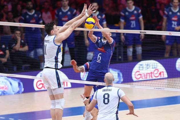 LODZ 28.06.2024 SIATKOWKA MEZCZYZN LIGA NARODOW 2024 TURNIEJ FINALOWY - CWIERCFINAL: WLOCHY - FRANCJA --- MENS VOLLEYBALL NATIONS LEAGUE 2024 FINAL ROUND - QUARTERFINAL MATCH IN LODZ: ITALY - FRANCE N Z GIOVANNI SANGUINETTI BENJAMIN TONIUTTI FOT. ANNA KLEPACZKO FOTOPYK NEWSPIX.PL --- Newspix.pl POLAND OUT!  240628LUM021