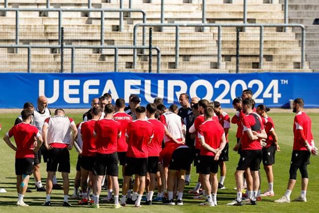 Georgia s head coach Willy Sagnol (C-L) leads a training session in Velbert, Germany, 28 June 2024. The team prepares its Euro2024 round of 16 soccer game against Spain on next 30 June. Georgia s training session !ACHTUNG: NUR REDAKTIONELLE NUTZUNG!  Copyright: xALBERTOxESTEVEZx GRAF9083 20240628-55014005420_1