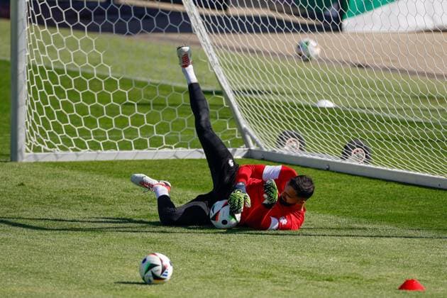 Georgia s goalkeeper Giorgi Mamardashvili takes part during a training session in Velbert, Germany, 28 June 2024. The team prepares its Euro2024 round of 16 soccer game against Spain on next 30 June. Georgia s training session !ACHTUNG: NUR REDAKTIONELLE NUTZUNG!  Copyright: xALBERTOxESTEVEZx GRAF9082 20240628-55014005448_1