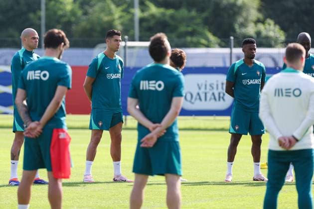 EM 2024 Portugal Training in Marienfeld am 28 06 2024 A minute of silence for former player of Sporting Lisboa Faleceu Manuel Fernandes , here with Cristiano Ronaldo 7, Portugal MH