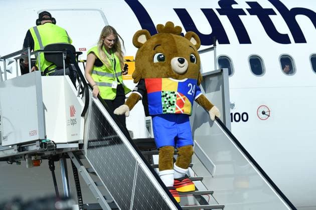 Dortmund Airport welcomes the German national team The German national team arriving at Dortmund Airport Mascot Albärt xRx