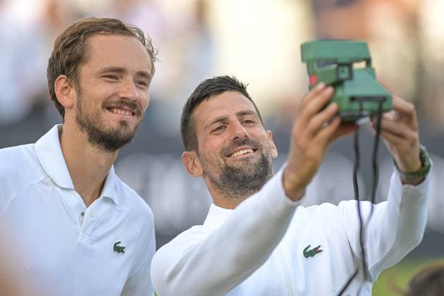 Bilder des Jahres 2024, Sport 06 Juni Sport Themen der Woche KW26 Sport Bilder des Tages Novac Djokovic wins the second ATP, Tennis Herren Exhibition single mnatch against Daniil Medvedev and shares his want for a Polaroid selfie at the end of the game during the Giorgio Armani Tennis Classic at the Hurlingham Club, London, UK on 28 June 2024. Copyright: xPhilxHutchinsonx 41280044