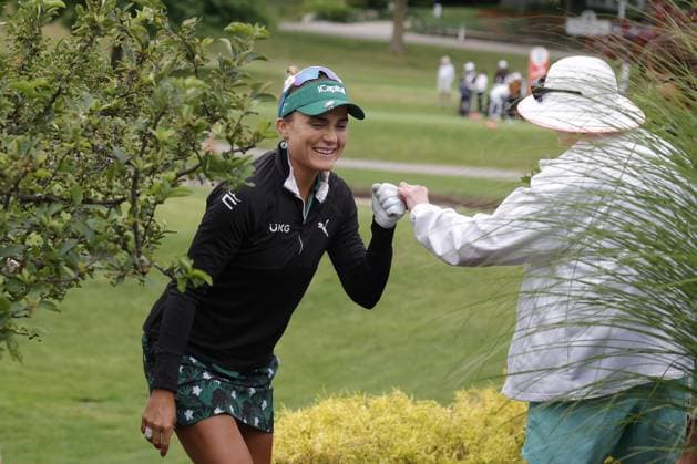 MIDLAND, MI - JUNE 28: LPGA, Golf Damen golfer Lexi Thompson gets a fist bump from a fan after making a birdie on the 9th hole during the second round of the LPGA Dow Championship on June 28, 2024, at Midland Country Club in Midland, Michigan. (Photo by Brian Spurlock Icon Sportswire) GOLF: JUN 28 LPGA Dow Championship EDITORIAL USE ONLY Icon24062811