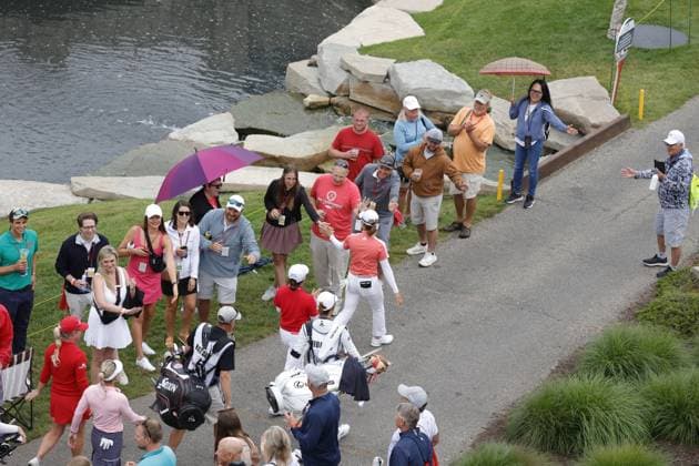 MIDLAND, MI - JUNE 28: LPGA, Golf Damen golfer Hinako Shibuno high fives fans walking to the 18th green after making a hole in one on the 18th hole during the second round of the LPGA Dow Championship on June 28, 2024, at Midland Country Club in Midland, Michigan. (Photo by Brian Spurlock Icon Sportswire) GOLF: JUN 28 LPGA Dow Championship EDITORIAL USE ONLY Icon24062824