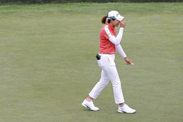 MIDLAND, MI - JUNE 28: LPGA, Golf Damen golfer Hinako Shibuno tips her hat after making a hole in one on the 18th hole during the second round of the LPGA Dow Championship on June 28, 2024, at Midland Country Club in Midland, Michigan. (Photo by Brian Spurlock Icon Sportswire) GOLF: JUN 28 LPGA Dow Championship EDITORIAL USE ONLY Icon24062827
