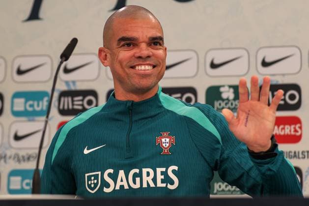 EM 2024 Portugal press conference with Pepe in Marienfeld 28 06 2024 Pepe 3, Portugal laughs and waves at the press conference MH